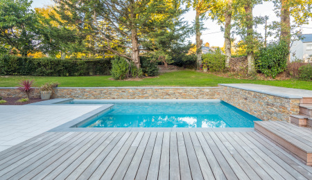 Construire maison neuve piscine terrasse bois extérieur