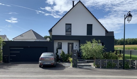 Haushersteller traditionelles Backsteinhaus alsace Sundgau Ziegeldach Garage im Erdgeschoss