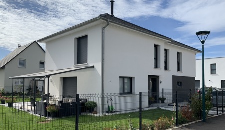 constructeur maison alsace Village-Neuf toiture traditionnelle quatre pans garage au rez-de-chaussée étage sans mansarde